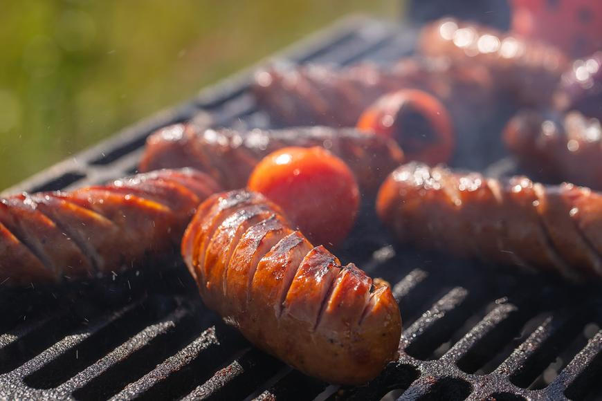 Jíte často uzeniny? Vědci zjistili, že běžný vitamin může omezit vznik látek spojovaných s rakovinou