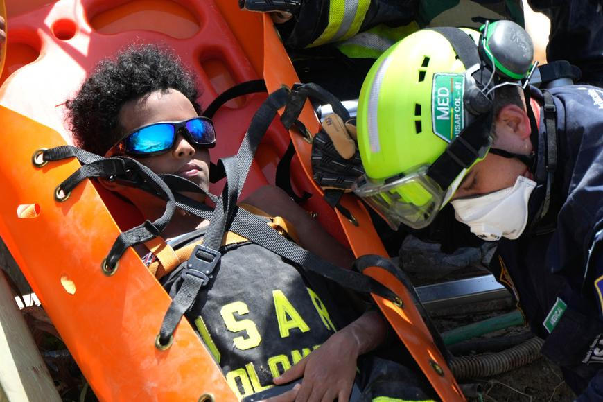 Malý zázrak mezi troskami. Záchranáři vytáhli živého Mojžíše i plačícího kojence