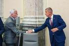 Příští dny ukáží, jestli si prezident Petr Pavel a premiér Andrej Babiš podají ruce, jako to udělali v minulosti.