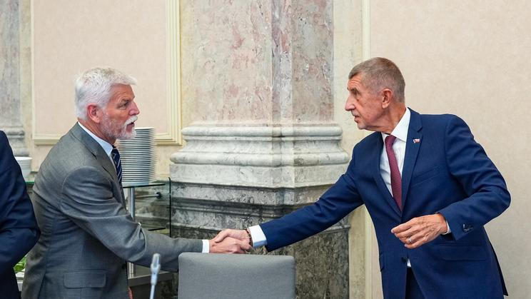 Vláda rozhodla o podobě české delegace na summit NATO. Součástí výpravy budou premiér Andrej Babiš i prezident Petr Pavel.