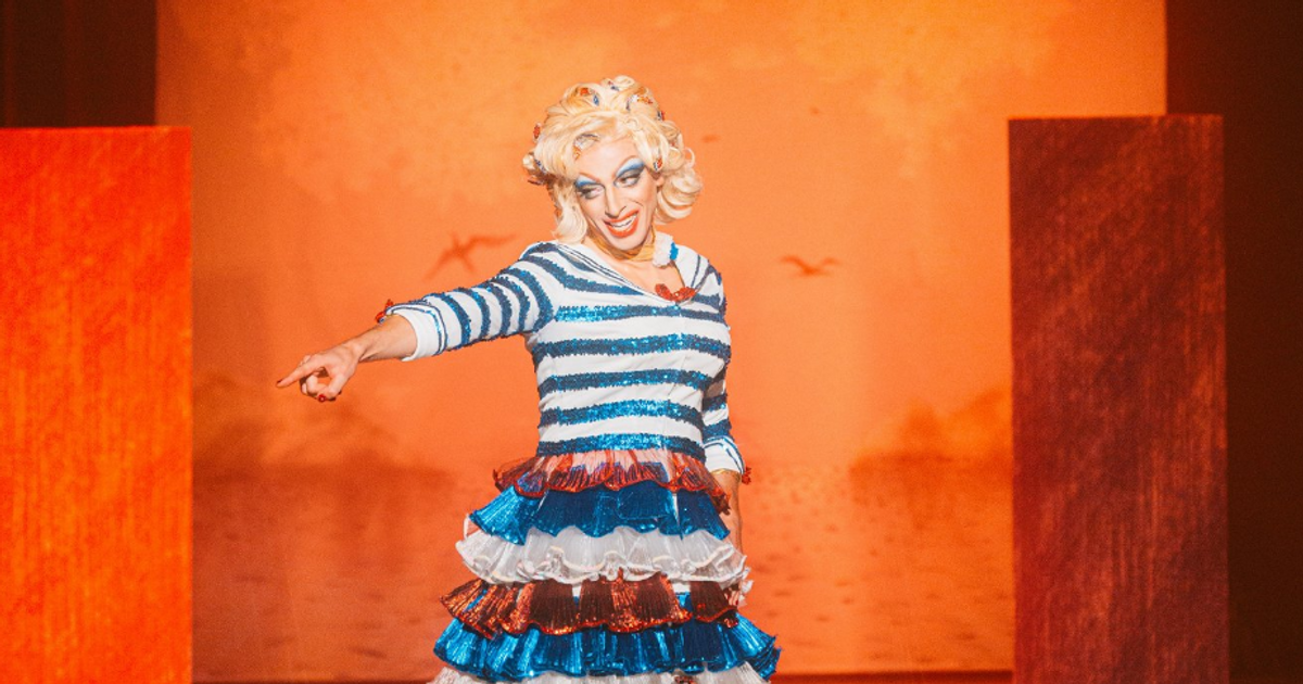 Cina jako drag queen a Tomicová v roli matky. Vary uvítají dojemný film Chicha Checa 