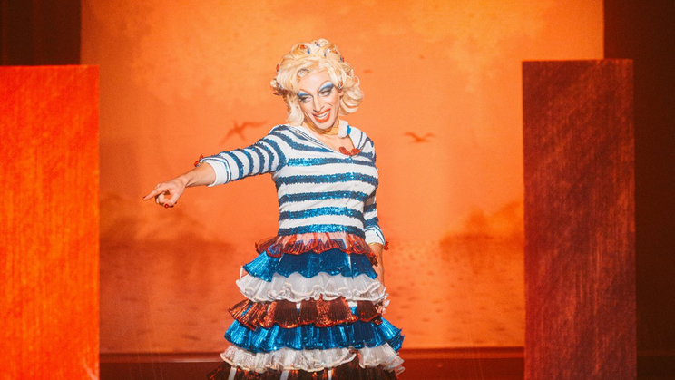 Jan Cina v roli drag queen Chica Checa. „Postavu, drag, své superdruhé já, si můžete stvořit podle sebe. Je to svoboda, zábava a spousta práce,“ říká herec.