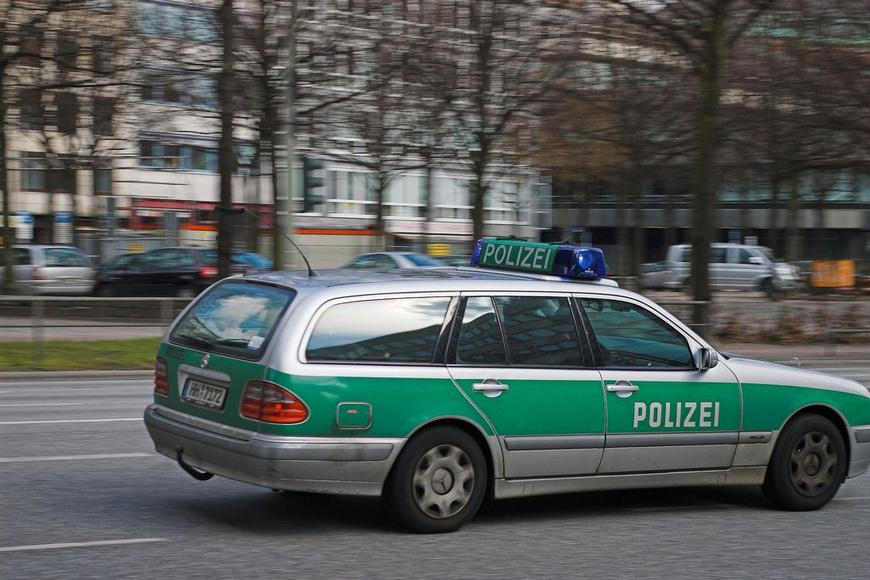 Několik zraněných po útoku na gymnáziu v Bavorsku, police zadržela pachatele