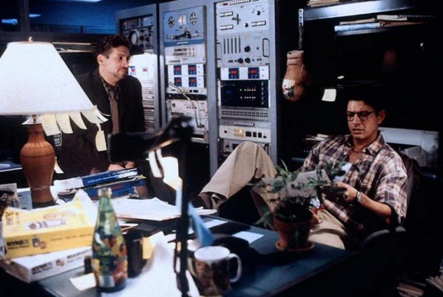 Harvey Fierstein a Jeff Goldblum jako počítačový expert Levinson.