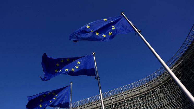 ARCHIVNÍ FOTO: Vlajky Evropské unie vlají před sídlem Evropské komise v Bruselu