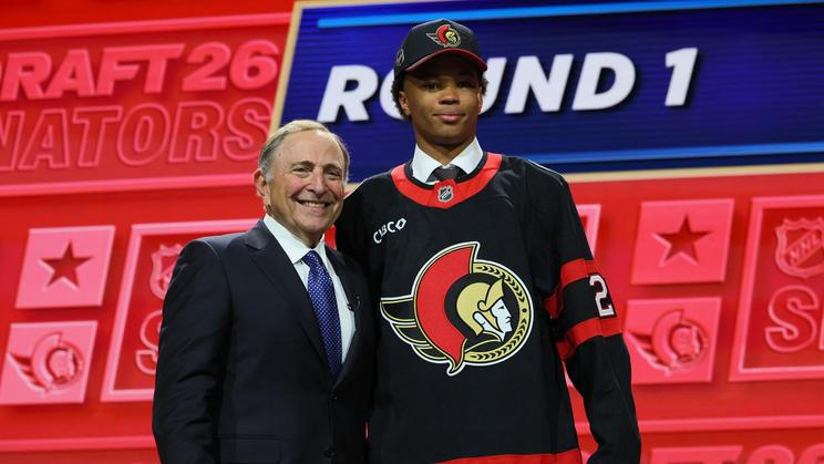Dvaatřicátý hráč draftu NHL 2026 Jaxon Cover v dresu Ottawy pózuje vedle šéfa ligy Garyho Bettmana.