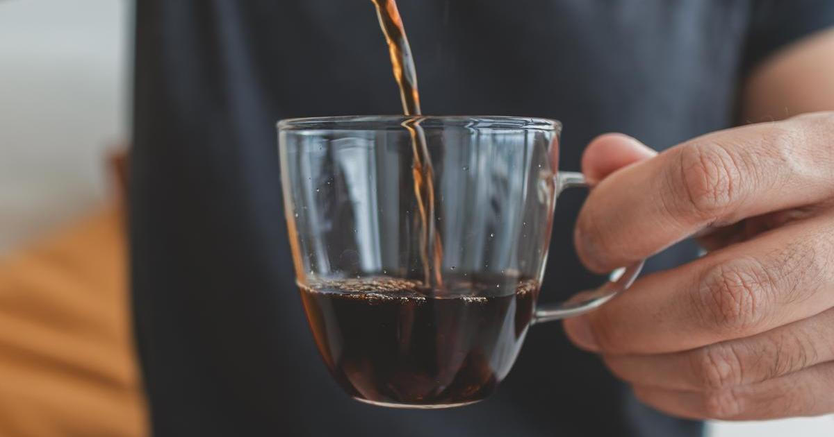 Káva není jen ranní vzpruha: vědci popsali, že v těle ovlivňuje srdce, mozek, metabolismus i střevní mikrobiom a její pravidelné pití může souviset s delším a zdravějším životem.