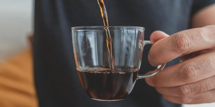 Káva není jen ranní vzpruha: vědci popsali, že v těle ovlivňuje srdce, mozek, metabolismus i střevní mikrobiom a její pravidelné pití může souviset s delším a zdravějším životem.