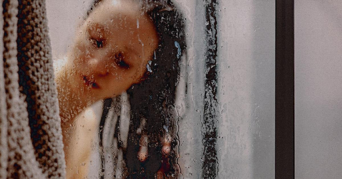 Aby se sprcha opravdu „nevytratila“ už během prvních minut, vyplatí se zařadit několik jednoduchých, ale účinných kroků, které dokážou s otravným zápachem skutečně zatočit.