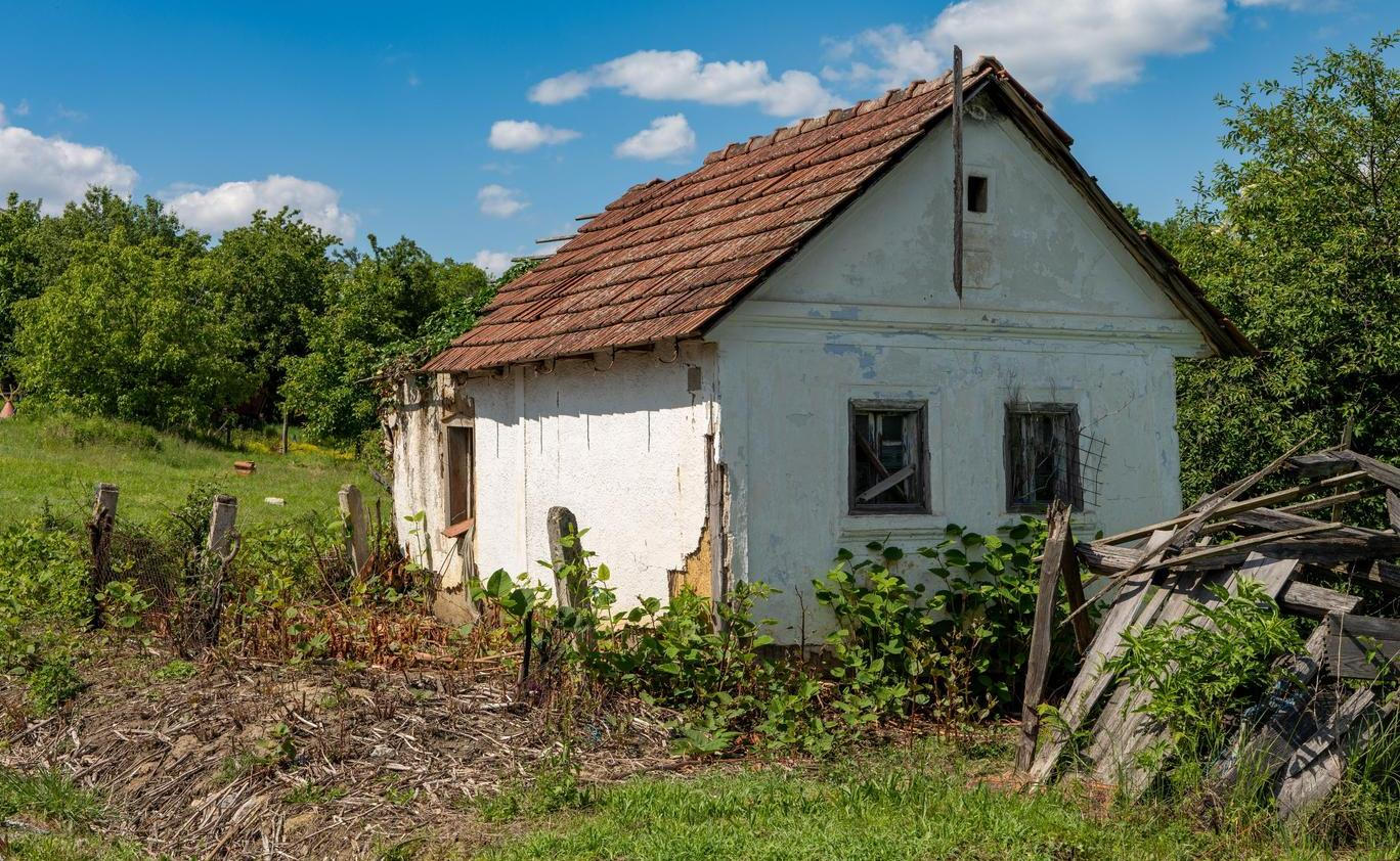 Starý nábytek mizí do kontejneru, dveře končí ve sběrném dvoře a kredence dostávají nový nátěr. Podle starožitníků ale právě v této chvíli vznikají největší škody.