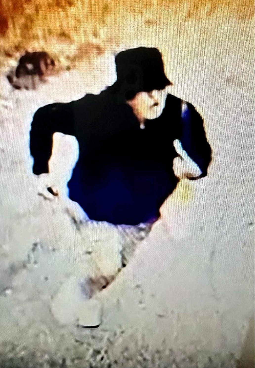 Snímek z bezpečnostní kamery zachytil muže, který krátce před výbuchem odložil batoh u vchodu do domu.