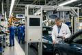 V automobilce Ford přijali na post kontrolorů kvality zase živé inženýry (vytvořeno pomocí AI).
