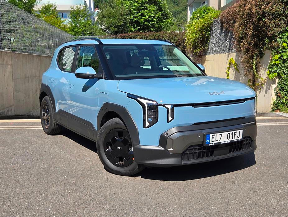 Kia na český trh uvedla malý elektromobil EV2, který konkuruje třeba Škodě Peaq. Sází na (v rámci segmentu) zajímavou cenu od 659 980 korun a velkou vnitřní variabilitu.