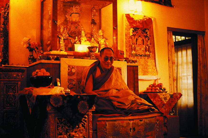 Dalajlama neobvykle zblízka. Nový dokument ho zachycuje při meditaci i v posilovně