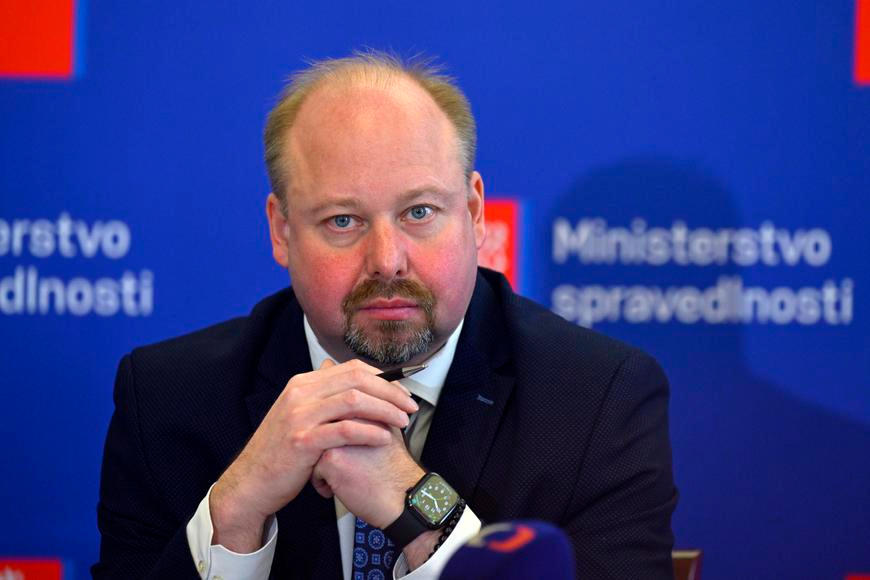 Tejc podal kárnou žalobu na soudkyni. Otci svěřila dívku, kterou poté zavraždil