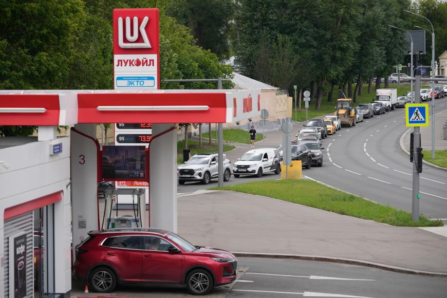 Ceny na ruských pumpách dál rostou. Přesáhly hranici 100 rublů za litr