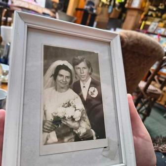 Svatba poslední, čtvrtá - z roku 1975. Na fotografii mladý Gunars a jeho manželka Lilita. Severozápadní Lotyšsko, Dundaga, 14. června 2026.
