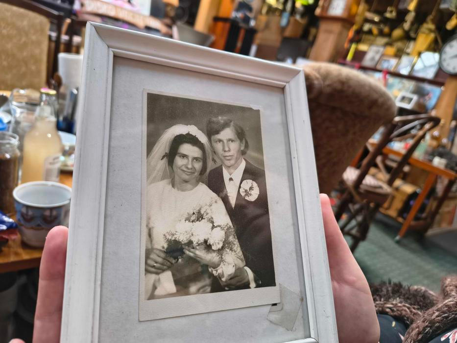 Svatba poslední, čtvrtá - z roku 1975. Na fotografii mladý Gunars a jeho manželka Lilita. Severozápadní Lotyšsko, Dundaga, 14. června 2026.