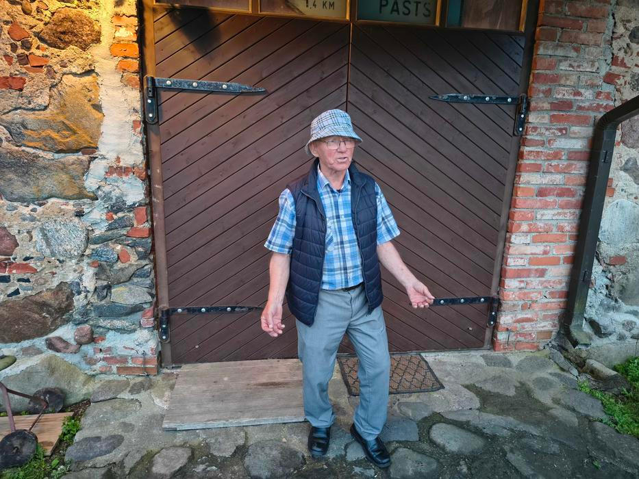"Diskoděda" stojí před stodolou, ve které má muzeum běžných věcí. Severozápadní Lotyšsko, Dundaga, 14. června 2026.