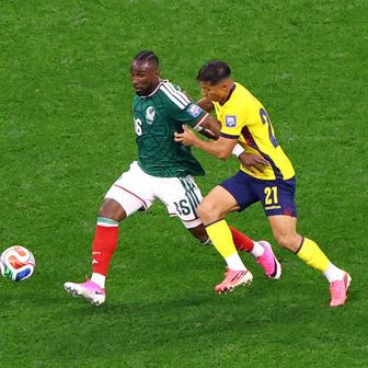 Julián Quiňones a Alan Franco v osmifinále MS 2026 Mexiko - Ekvádor