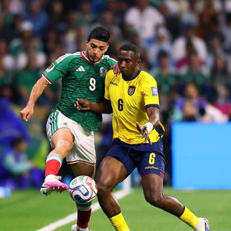 Raúl Jiménez a Willian Pacho v osmifinále MS 2026 Mexiko - Ekvádor