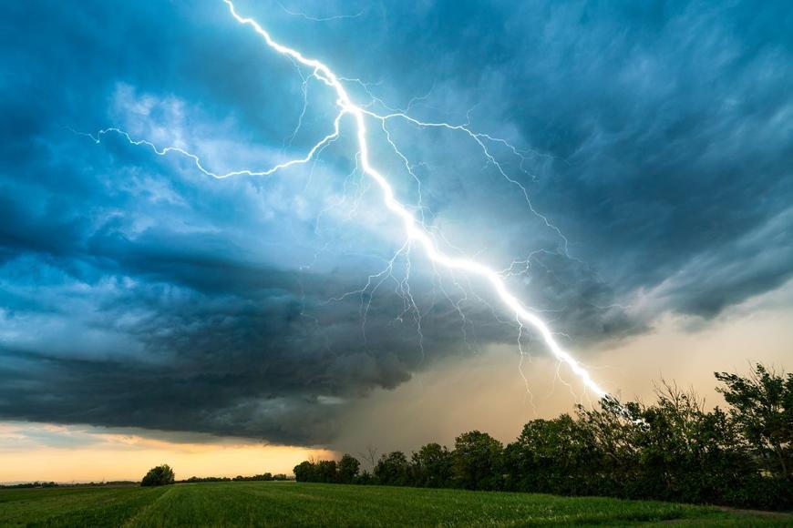 Blesk zasáhl strom v dětském táboře. Šest lidí skončilo v nemocnici