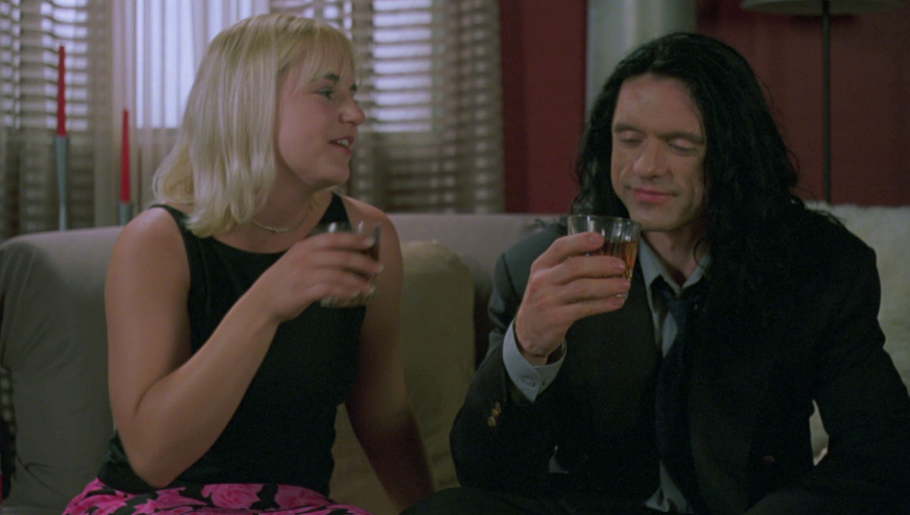 Tommy Wiseau jako Johnny a Juliette Daniellová jako jeho snoubenka Lisa ve filmu The Room (2003).