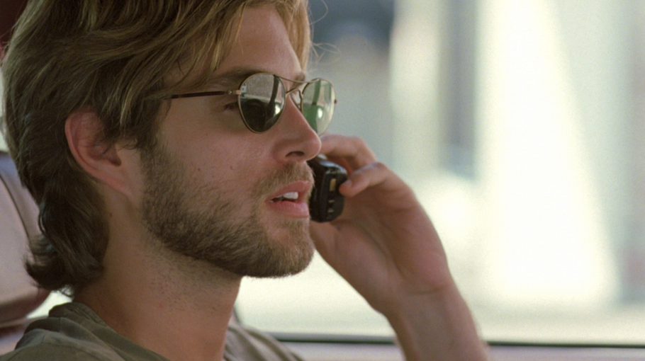 Greg Sestero jako krasavec Mark, který ve filmu The Room (2003) svede hlavnímu hrdinovi jeho partnerku Lisu.