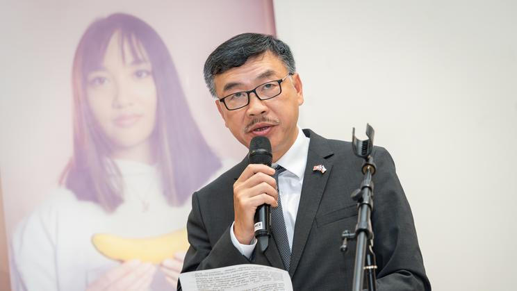 Výstava Little Hanoi, Next Generation na více než sedmi desítkách portrétů představuje tváře druhé generace Vietnamců v České republice. Na snímku je vietnamský velvyslanec v ČR Hoai Nam Duong.