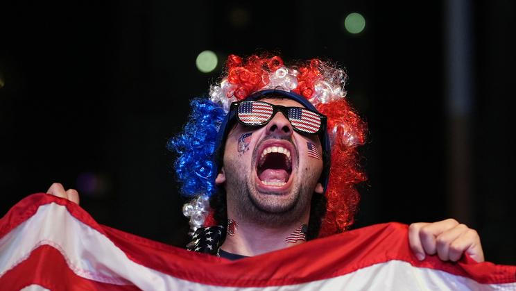 Americký fanoušek slaví vítězství USA nad Bosnou a Hercegovinou v osmifinále MS 2026