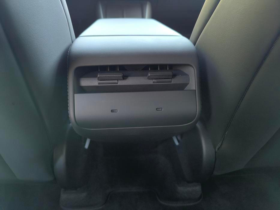 Tesla Model Y (2026)