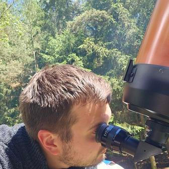 Lidé mají občas nereálná očekávání, jsou zvyklí na pestrobarevné fotky ze stránek NASA. „Naše oči ale evolučně nejsou nastavené na vidění ve tmě, takže v dalekohledech tak barevnou podívanou nečekejte,“ říká astronom. Zklamaný prý ještě ale nikdo neodcházel.