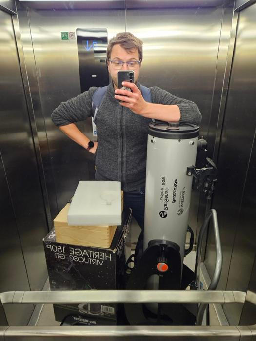 Hvězdářská výbava? Teleskop, stativ, na kterém jde teleskopem hýbat, a trpělivost.