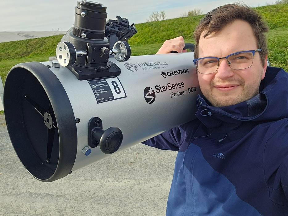 „Průvodce nocí“ Michal Štipl astronomii popularizuje i na svých sociálních sítích, kde se snaží vtipnou formou vyvracet zažité mýty i vzdělávat.
