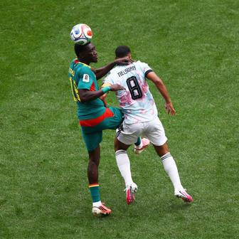 Ismaila Sarr a Youri Tieleman v osmifinále MS 2026 Belgie - Senegal