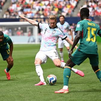Kevin De Bruyne a Iliman Ndiaye v osmifinále MS 2026 Belgie - Senegal