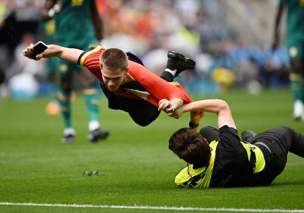 Zachycení výtržníka v osmifinále MS 2026 Belgie - Senegal