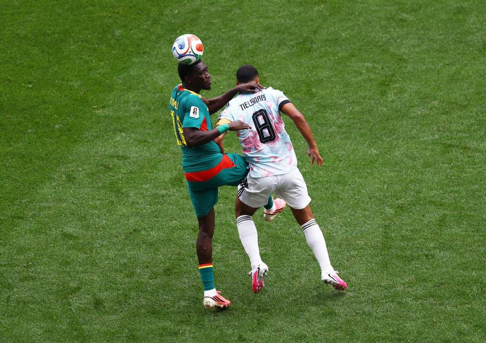 Ismaila Sarr a Youri Tieleman v osmifinále MS 2026 Belgie - Senegal