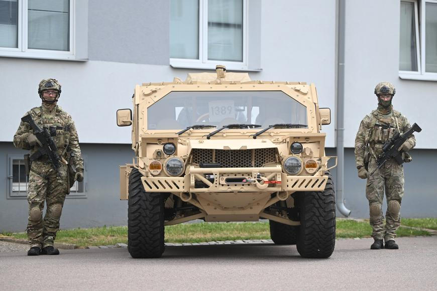 Zůna nechal prověřit část projektu vozidel, které USA daruje českým výsadkářům