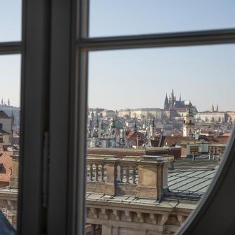 Možnost vytvořit loftový apartmán s 360° panoramatem Prahy je zcela unikátní. Výhledy na Pražský hrad, centrum města i historické střechy dávají prostoru charakter, který nelze nahradit žádným designovým prvkem. 