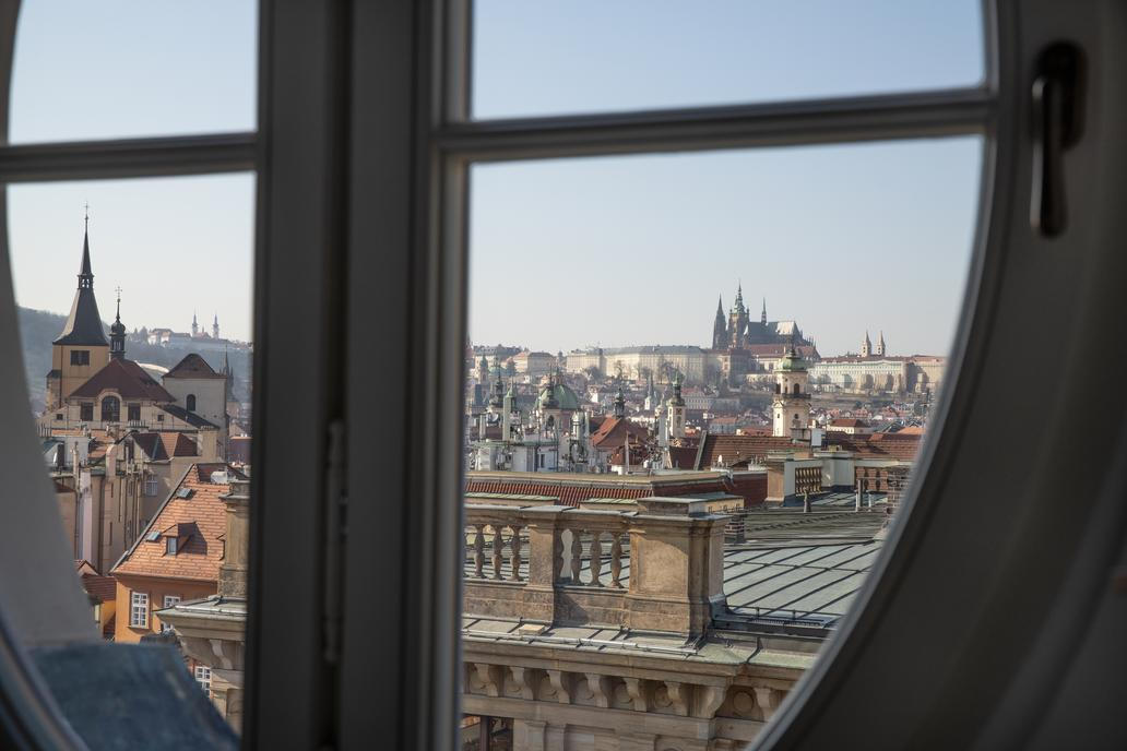Možnost vytvořit loftový apartmán s 360° panoramatem Prahy je zcela unikátní. Výhledy na Pražský hrad, centrum města i historické střechy dávají prostoru charakter, který nelze nahradit žádným designovým prvkem. 