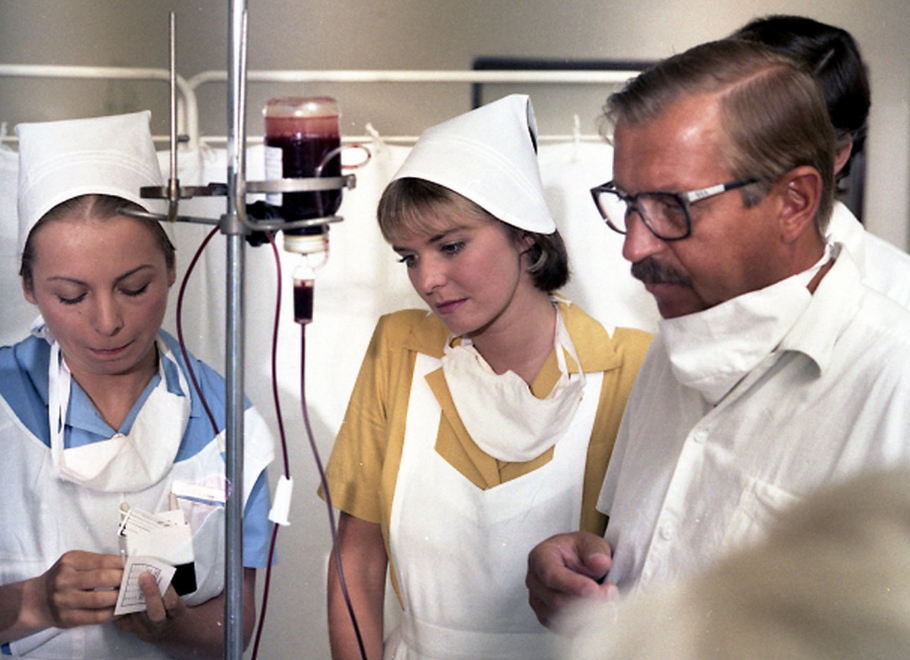 Zdeňka Sajfertová, Hana Vávrová-Heřmánková a Oldřich Vlach jako doktor Vrba ve filmu Cena medu.
