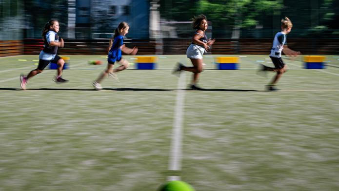 děti, hřiště, sportování, hra, míč, projekt Trenéři do škol, ukázková hodina