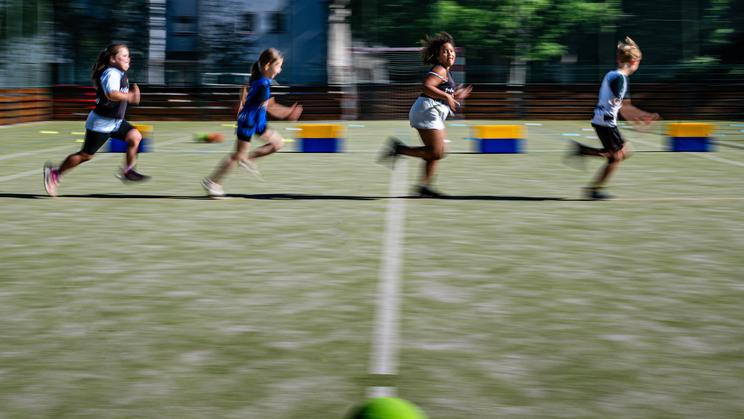 děti, hřiště, sportování, hra, míč, projekt Trenéři do škol, ukázková hodina