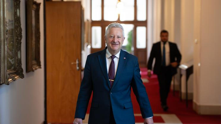Ministr obrany Jaromír Zůna (za SPD)