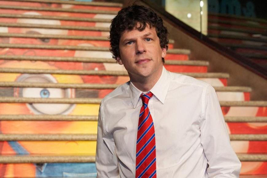 Do Karlových Varů dorazila první zahraniční hvězda, americký herec Jesse Eisenberg