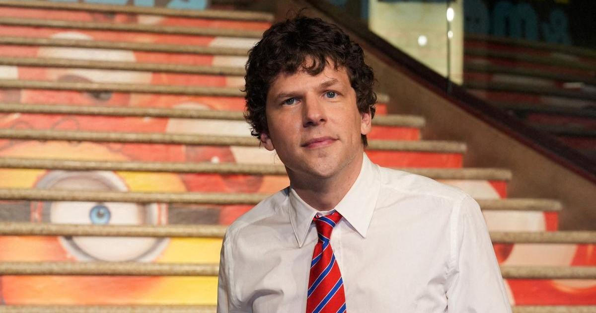 Do Karlových Varů dorazila první zahraniční hvězda, americký herec Jesse Eisenberg 