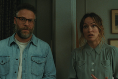 Olivia Wildeová jako Angela a Seth Rogen v roli Joea ve filmu Pozvání (2026).