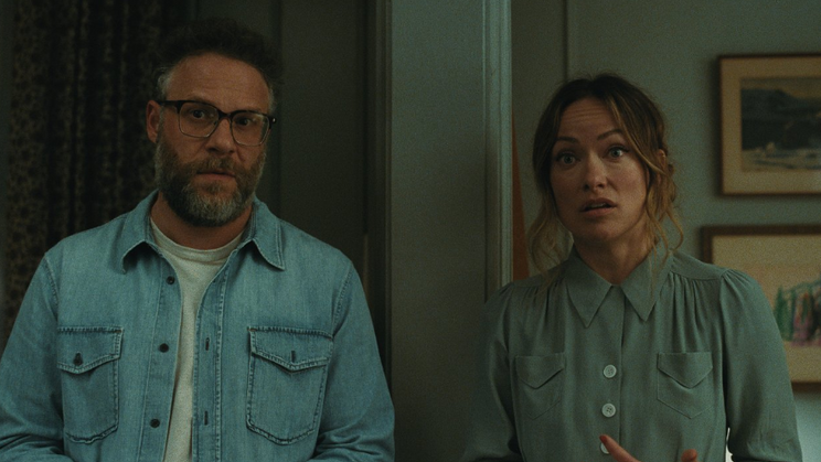 Olivia Wildeová jako Angela a Seth Rogen v roli Joea ve filmu Pozvání (2026).