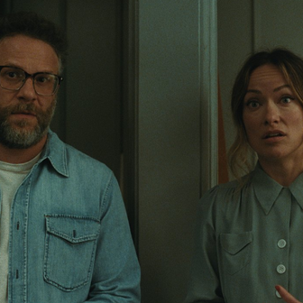 Olivia Wildeová jako Angela a Seth Rogen v roli Joea ve filmu Pozvání (2026).